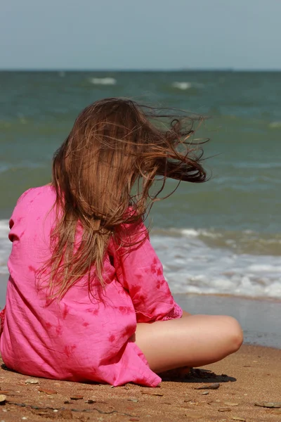 Niña Sentada Playa Con Espalda Cámara Verano Día Soleado Kerch —  Fotos de Stock