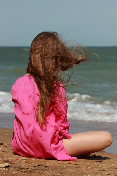 Bambina Seduta Sulla Spiaggia Con Schiena Alla Macchina Fotografica Estate — Foto Stock