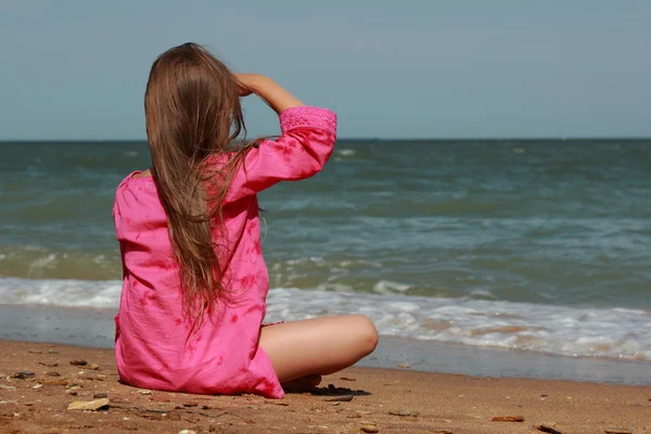 Meisje Zittend Het Strand Met Zijn Rug Naar Camera Zomer — Stockfoto