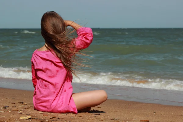 Niña Sentada Playa Con Espalda Cámara Verano Día Soleado Kerch — Foto de Stock