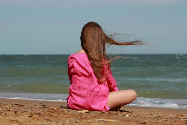 Niña Sentada Playa Con Espalda Cámara Verano Día Soleado Kerch — Foto de Stock