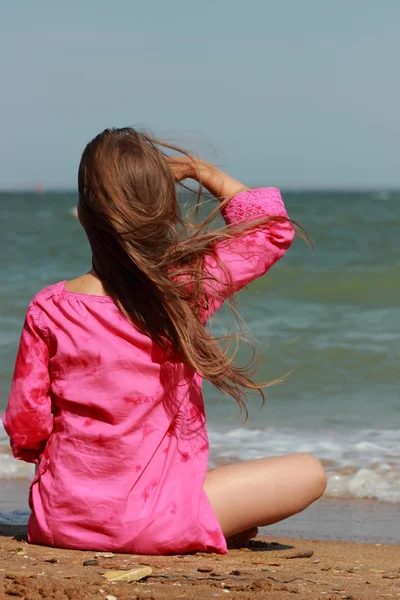 Menina Sentada Praia Com Costas Para Câmera Verão Dia Ensolarado — Fotografia de Stock