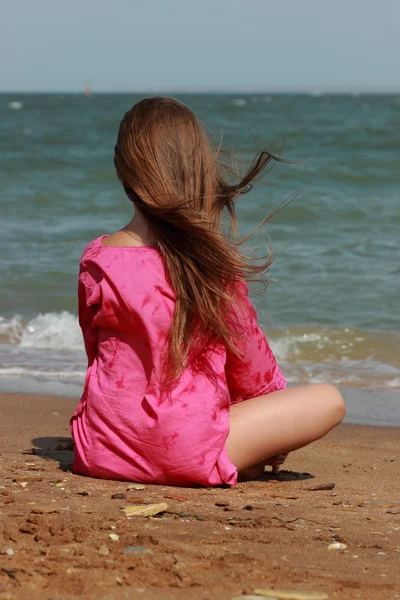 Menina Sentada Praia Com Costas Para Câmera Verão Dia Ensolarado — Fotografia de Stock