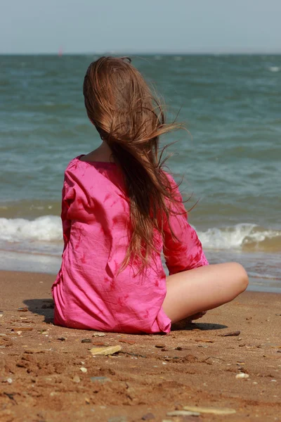 Petite Fille Assise Sur Plage Avec Dos Caméra Été Journée — Photo