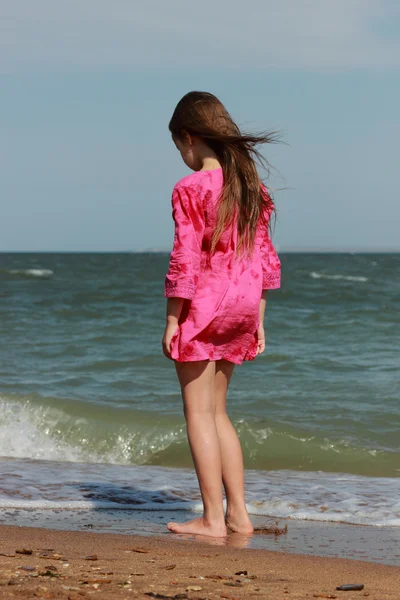 Liten Vacker Flicka Njuta Sitt Liv Solen Över Havet Stranden — Stockfoto