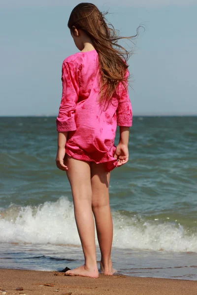 Pequena Menina Bonita Desfrutar Sua Vida Sob Sol Sobre Praia — Fotografia de Stock