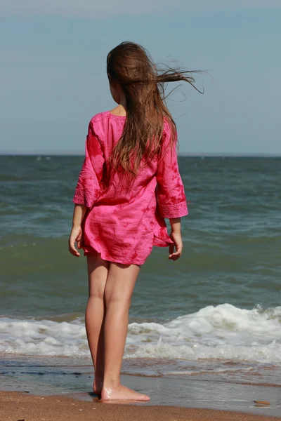 Piccola Bella Ragazza Godere Sua Vita Sotto Sole Sulla Spiaggia — Foto Stock