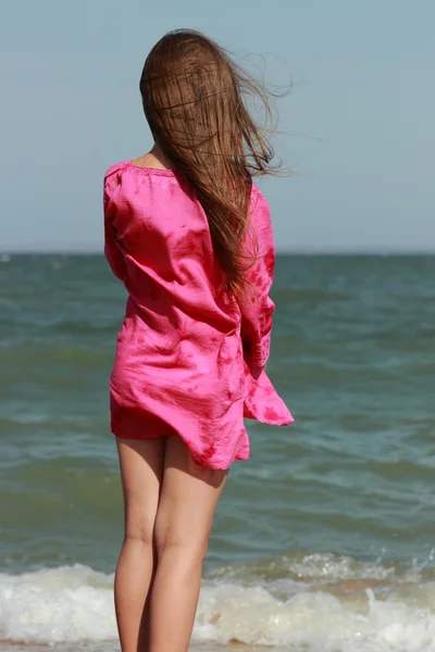Niña Hermosa Disfrutar Vida Bajo Sol Sobre Playa Mar Crimea — Foto de Stock