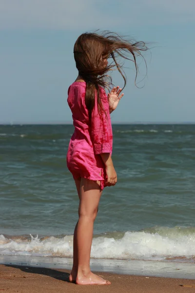 Pequena Menina Bonita Desfrutar Sua Vida Sob Sol Sobre Praia — Fotografia de Stock