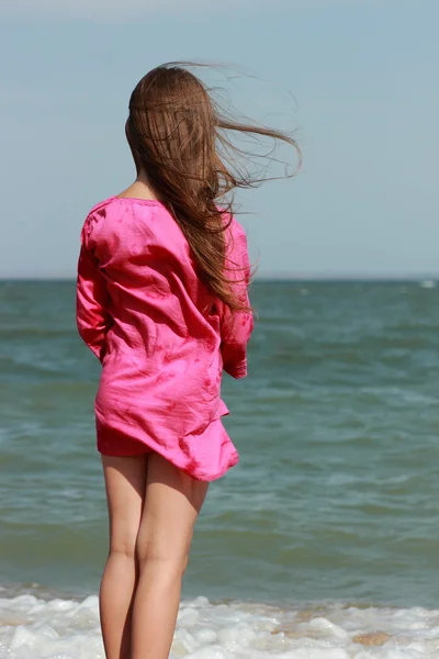 Gadis Cantik Menikmati Hidupnya Bawah Matahari Pantai Laut Krimea Timur — Stok Foto