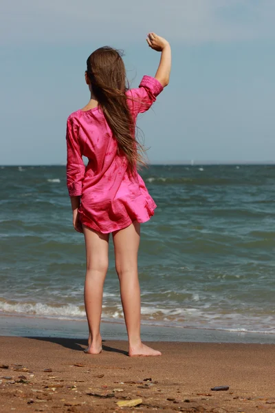 Pequena Menina Bonita Desfrutar Sua Vida Sob Sol Sobre Praia — Fotografia de Stock