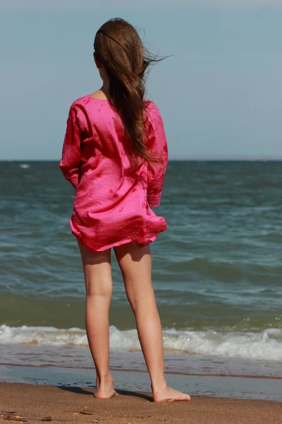 美丽的小女孩在东克里米亚海滩的阳光下享受她的生活 — 图库照片