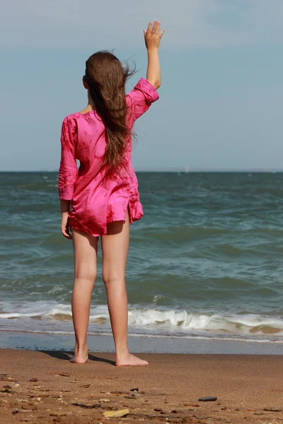 Mała Piękna Dziewczyna Cieszyć Się Życiem Pod Słońcem Nad Morzem — Zdjęcie stockowe