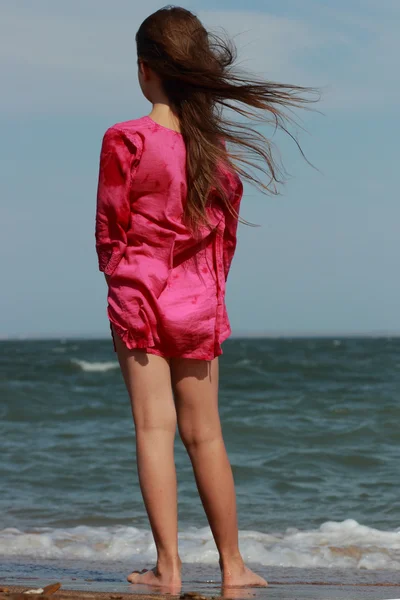 Pequena Menina Bonita Desfrutar Sua Vida Sob Sol Sobre Praia — Fotografia de Stock