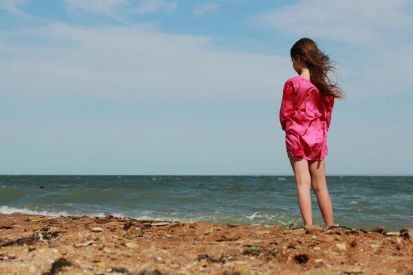 Niña Hermosa Disfrutar Vida Bajo Sol Sobre Playa Mar Crimea — Foto de Stock