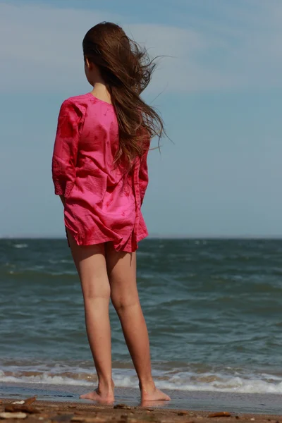 Niña Hermosa Disfrutar Vida Bajo Sol Sobre Playa Mar Crimea — Foto de Stock