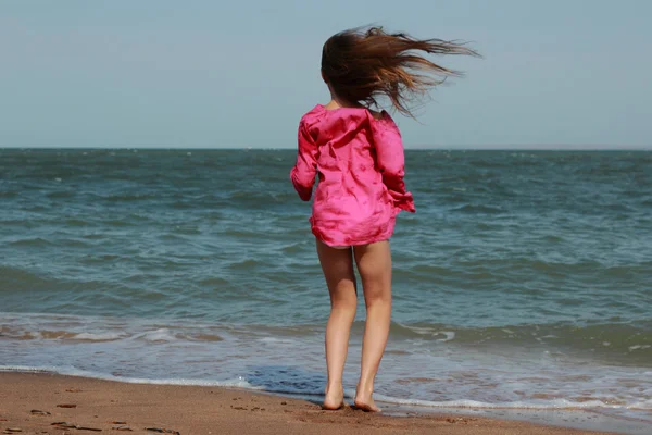 Pequena Menina Bonita Desfrutar Sua Vida Sob Sol Sobre Praia — Fotografia de Stock