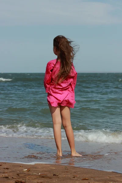 Piccola Bella Ragazza Godere Sua Vita Sotto Sole Sulla Spiaggia — Foto Stock