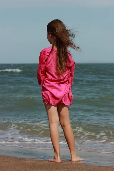 Liten Vacker Flicka Njuta Sitt Liv Solen Över Havet Stranden — Stockfoto