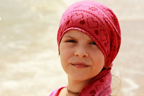 Niña Hermosa Disfrutar Vida Bajo Sol Sobre Playa Mar Del — Foto de Stock