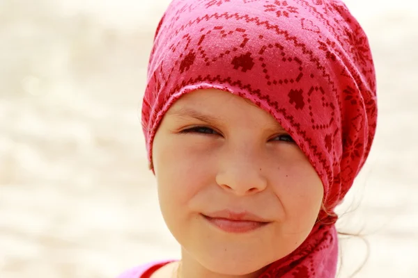 小さな美しい女の子は黒海 東クリミアの海のビーチの上に太陽の下で彼女の人生を楽しむ — ストック写真