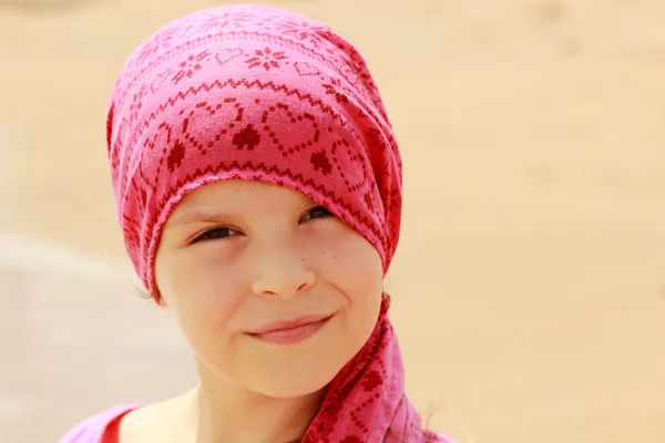 小さな美しい女の子は黒海 東クリミアの海のビーチの上に太陽の下で彼女の人生を楽しむ — ストック写真
