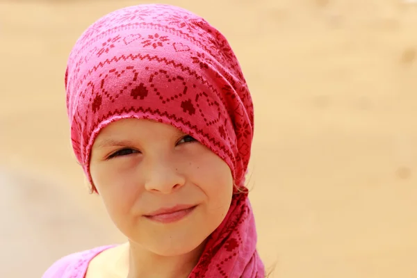 Niña Hermosa Disfrutar Vida Bajo Sol Sobre Playa Mar Del — Foto de Stock