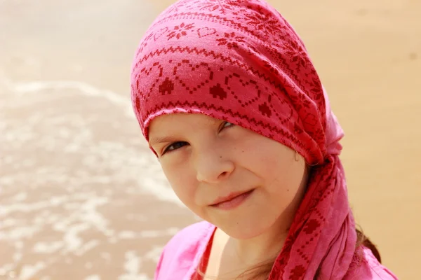 Pequena Menina Bonita Desfrutar Sua Vida Sob Sol Sobre Praia — Fotografia de Stock