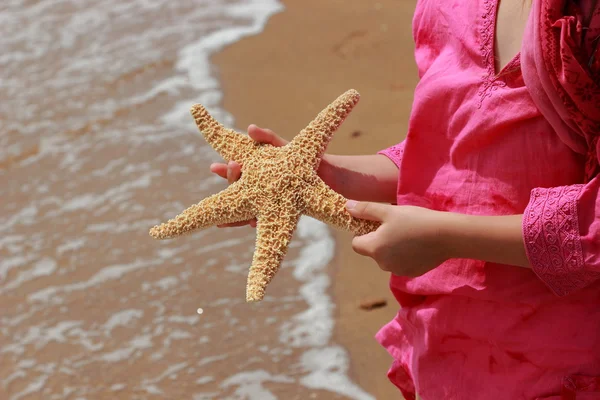 Énorme Étoile Poisson Dans Les Enfants Main Sur Fond Bord — Photo