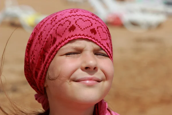美丽的小女孩在东克里米亚黑海海滨的阳光下享受她的生活 — 图库照片