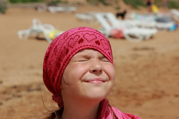 Küçük Güzel Kız Karadeniz Doğu Kırım Sahillerinde Güneşlenerek Hayatın Tadını — Stok fotoğraf