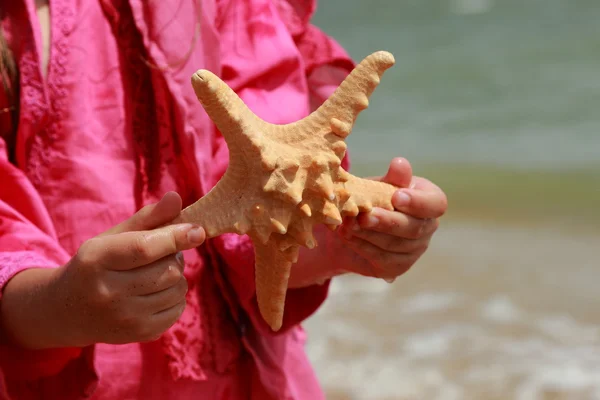 Kleines Mädchen Rosafarbenen Sommerkleid Mit Riesigen Sternenfischen Über Dem Sandhintergrund — Stockfoto