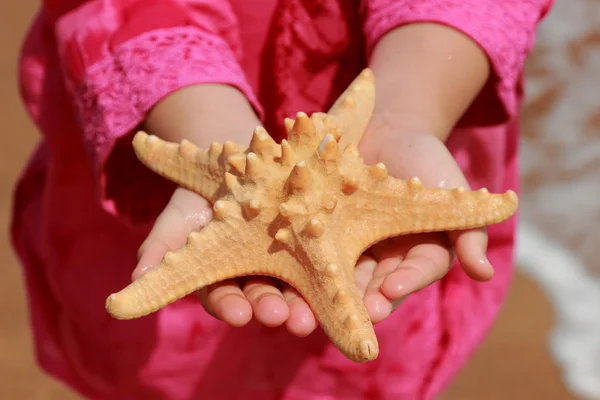 Kid with sea star fish — Stock Photo, Image