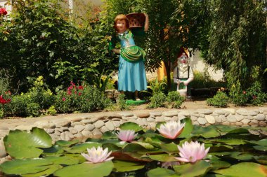 çiçek arka planda sarı ve pembe lilly güzel gölet, Kırım, russi üzerinde açık görüntü