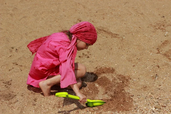 Kaukasische Meisje Dragen Zwembroek Bedrijf Kinderen Peddelen Zand Achtergrond — Stockfoto