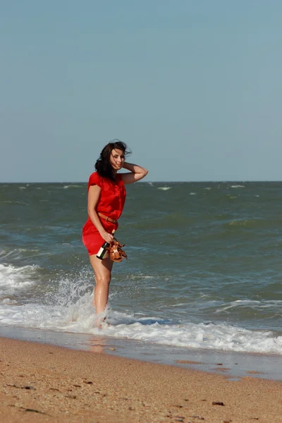 Hermosa Mujer Camina Lado Del Mar Mojado Vestido Rojo Zapatos — Foto de Stock