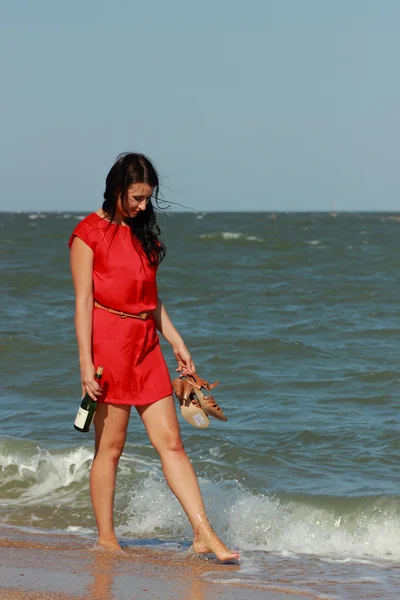 Красива Жінка Ходить Березі Моря Мокра Червона Сукня Туфлі Високих — стокове фото