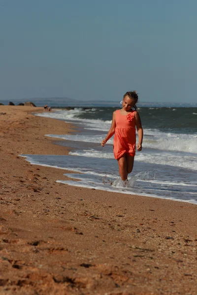 ब्लॅक समुद्र प्रती आनंदी मुलगी — स्टॉक फोटो, इमेज