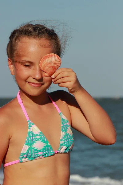 Glückliches Mädchen über dem schwarzen Meer — Stockfoto