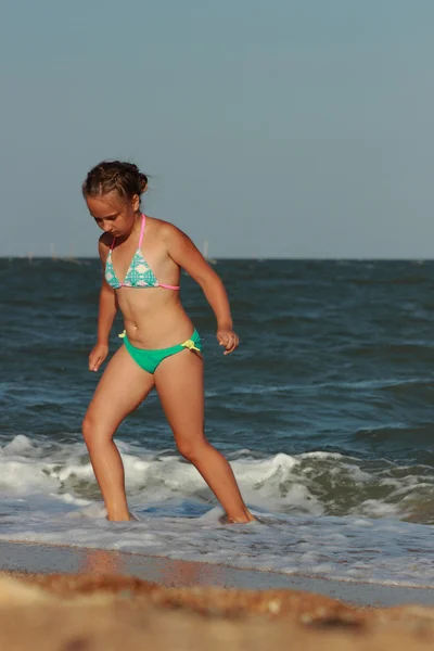 Gelukkig meisje over de Zwarte Zee — Stockfoto