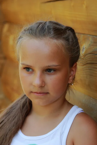Kleines Mädchen Porträt im Freien — Stockfoto