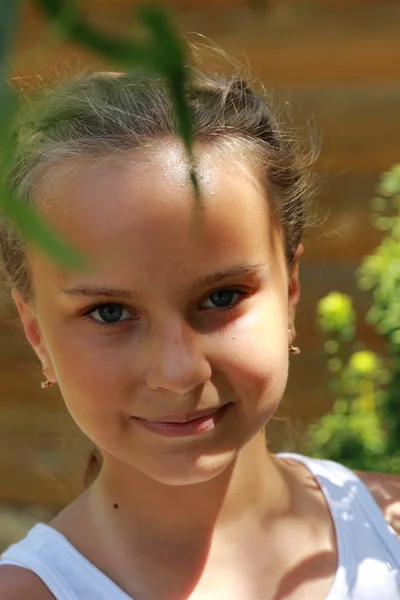Kleines Mädchen Porträt im Freien — Stockfoto