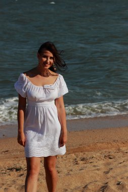 Karadeniz üzerinde poz veren seksi beyaz kadın model, Kırım.