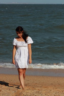 Karadeniz üzerinde poz veren seksi beyaz kadın model, Kırım.