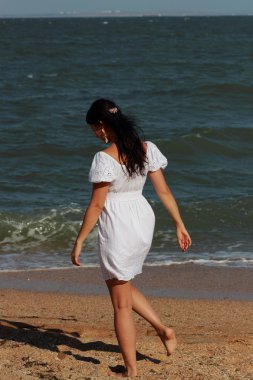 Karadeniz üzerinde poz veren seksi beyaz kadın model, Kırım.