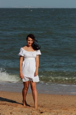 Karadeniz üzerinde poz veren seksi beyaz kadın model, Kırım.