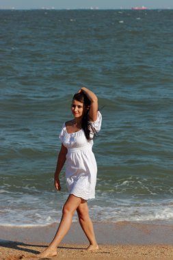 Karadeniz üzerinde poz veren seksi beyaz kadın model, Kırım.