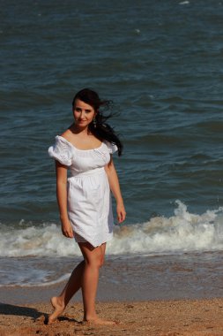 Karadeniz üzerinde poz veren seksi beyaz kadın model, Kırım.