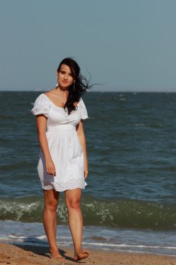 Karadeniz üzerinde poz veren seksi beyaz kadın model, Kırım.