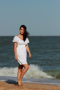 Karadeniz üzerinde poz veren seksi beyaz kadın model, Kırım.